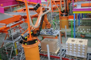 Foto: dm; Depalettierroboter in der Einlagervorbereitung 