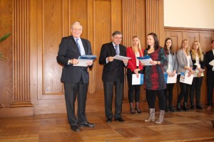 Frau Christina Löh aus der Berufsschulklasse 12/80EU (Europaklasse) ist die Halbjahresbeste aus der Winterprüfung. Herr Schimmelpfeng und Herr Schryver überreichten eine Urkunde und gratulierten Frau Löh zu einem Stipendium der Akademie Hamburger Verkehrswirtschaft.