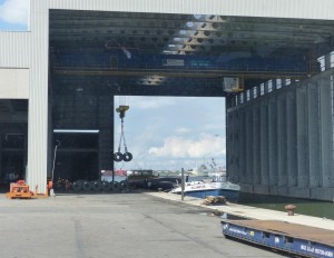 Verladung von Eisenrollen auf ein Binnenschiff