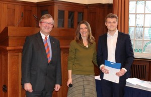 Herr van der Schalk, Frau Kruse (VHSp), Herr Döschner - Herr Patrick Döschner von der Firma Panalpina erhielt als Halbjahresbester eine besondere Ehrung
